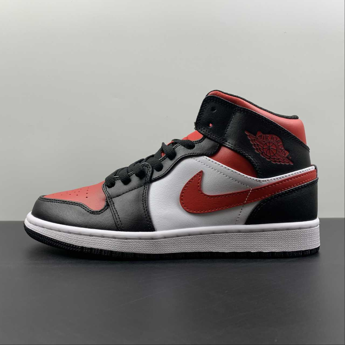 Air Jordan 1 Mid Bred Toe