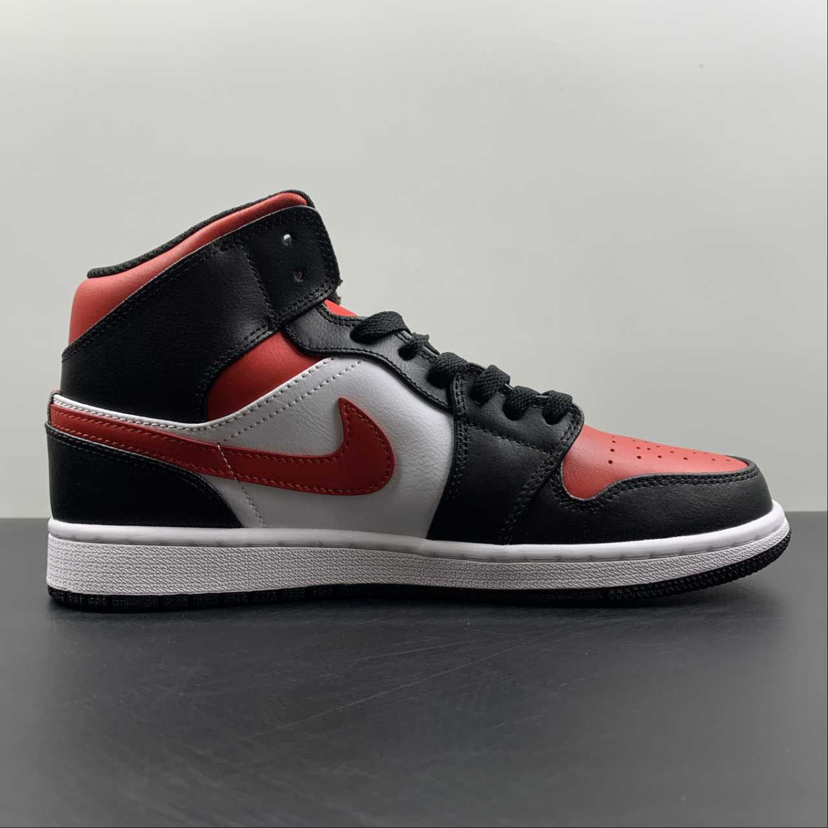 Air Jordan 1 Mid Bred Toe