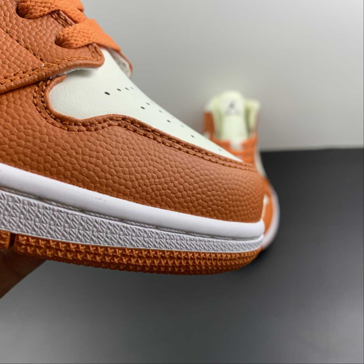 Air Jordan 1 Mid Orange