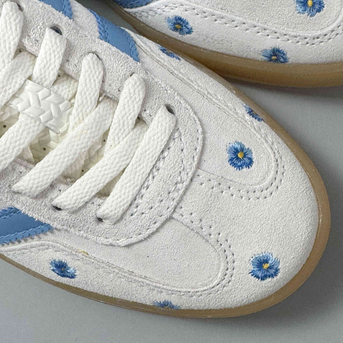 Gazelle Indoor Light Blue Floral